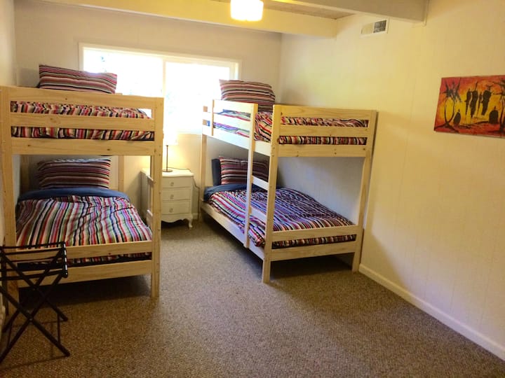 Dhomë dopio në katin e poshtëm me 4 krevate dopio.