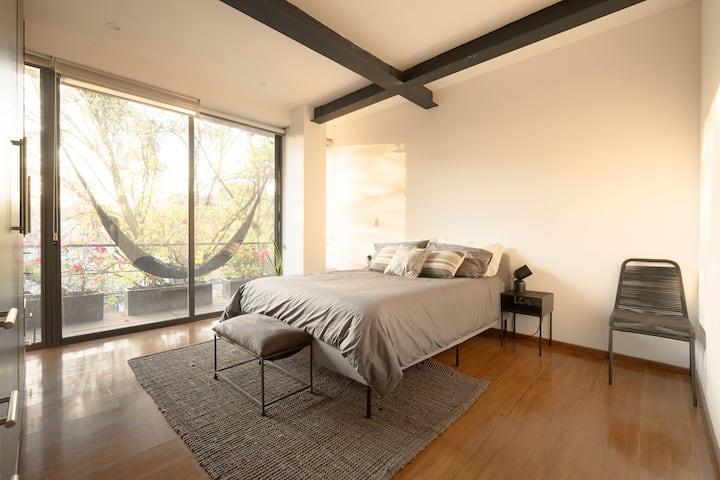 Druhá spálňa má okná od podlahy až po strop, klimatizáciu/kúrenie, vlastnú kúpeľňu, šatník a balkón s hojdacou sieťou. 

Zahŕňa výber fitness vybavenia: stacionárny bicykel, posilňovaciu lavicu, činky, podložku na jogu a švihadlo.