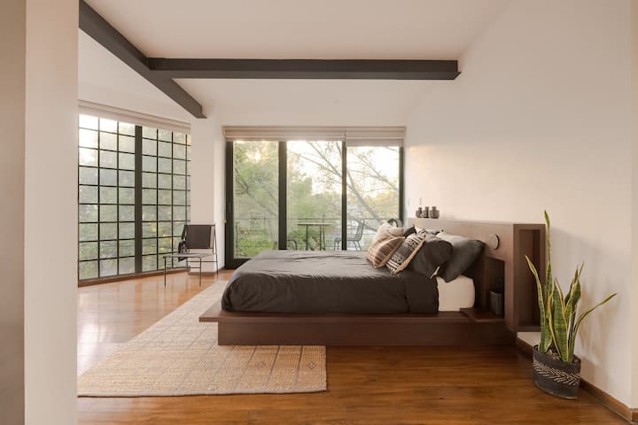 Hlavná spálňa sa môže pochváliť oknami od podlahy až po strop, šatníkom, vlastnou kúpeľňou a balkónom. 

Priestor bol nedávno vylepšený klimatizáciou aj kúrením a zabezpečuje celoročné pohodlie.