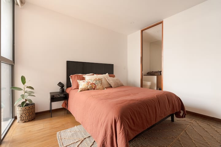 Tretia spálňa má okná od podlahy až po strop s výhľadom do dvora, vlastnú kúpeľňu a šatník.

Priestor bol nedávno vylepšený klimatizáciou aj kúrením a zabezpečuje celoročné pohodlie.