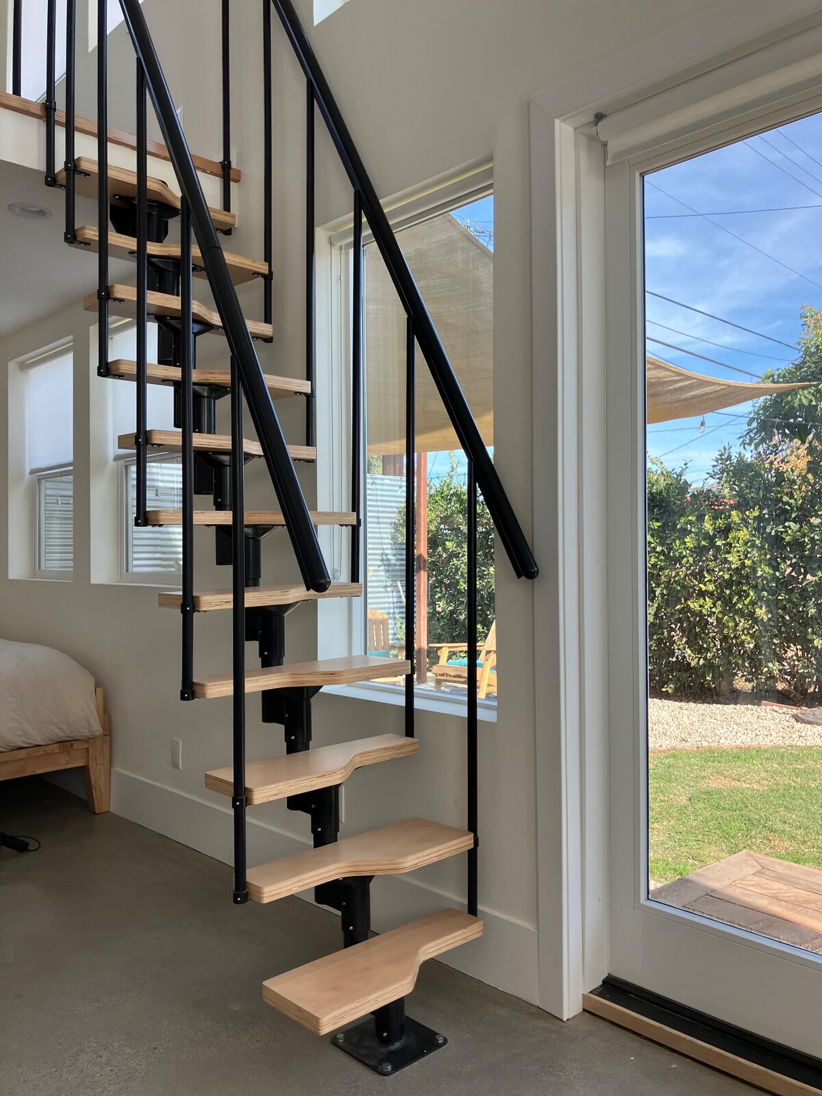 מדרגות תלולות לסירוגין מובילות לאזור הקומה הביניים, שבו יש ספה שניתן להפוך למיטת קינג סייז.  מנצל את המרחב באופן מיטבי, אבל כדאי להיזהר עם אורחים צעירים מאוד או עם אורחים עם קשיי ניידות.