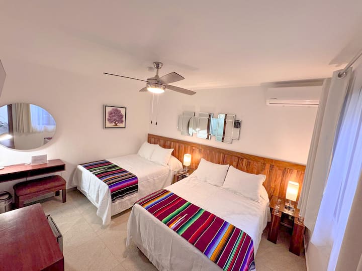 Camera "3" has 2 double beds, private toilet within the room, closet, A/C dual, Smart TV, ceiling fan and mini bar. Located on the ground floor.