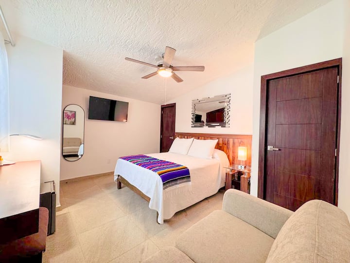 Camera "7" has 1 queen bed, private toilet inside the room, closet, A/C dual, Smart TV, ceiling fan and mini bar. Located on the upper floor.
