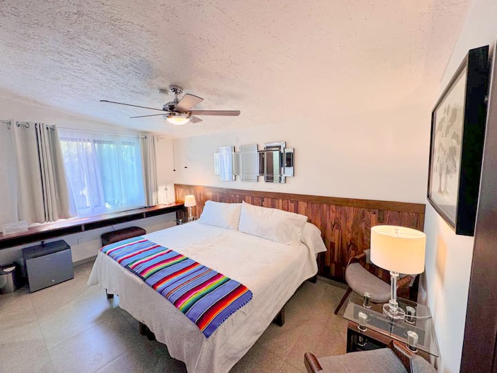 Camera "4" has 1 king bed or 2 singles, private wc inside the room, closet, A/C dual, Smart TV, ceiling fan and mini bar. Located on the upper floor.