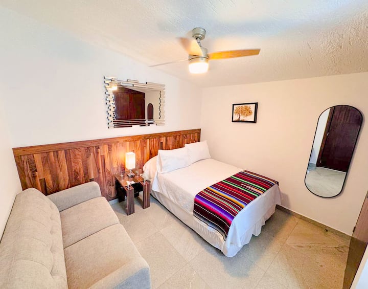 Camera "6" has 1 double bed, private wc outside the room, closet, A/C dual, Smart TV, ceiling fan, and mini bar. Located on the upper floor.