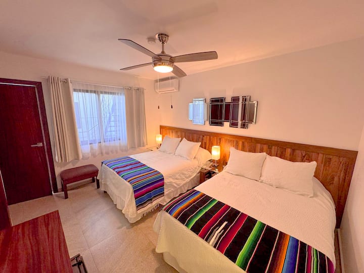 Camera "9" has 2 double beds, private toilet within the room, closet, A/C dual, Smart TV, ceiling fan and mini bar. Located on the upper floor.