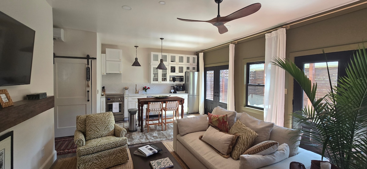 ห้องนั่งเล่นสวยงามเฟอร์นิเจอร์ตามสั่งและโซฟาขนาดควีนไซส์  แปลนพื้นที่เปิดโล่งพร้อมห้องครัวที่สวยงามและกระเบื้องที่นำเข้าจากโมร็อกโก เครื่องใช้ไฟฟ้าใหม่ล่าสุด ชั้นล้างจานฟิชเชอร์เพย์เคิล เตาบราโว่ 