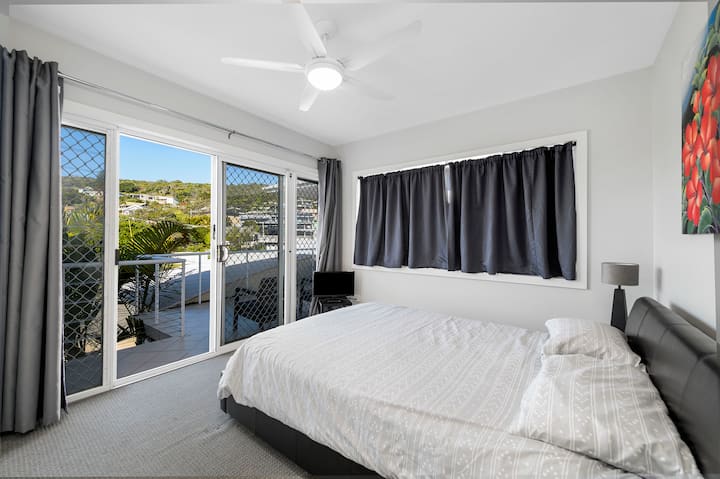 Chambre principale avec accès au balcon