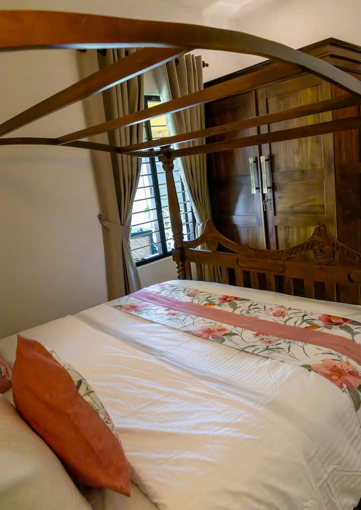 Spálňa Kingfisher má manželskú posteľ s baldachýnom. Matrac je pohodlný 15 palcov. Druhým nábytkom v miestnosti je starožitná skrinka a odkladací stolík. K dispozícii sú pohodlné vankúše a posteľná bielizeň. Žehlička a žehliaca doska