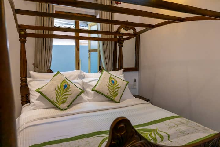 Ponorte sa do bohatej modrej a zelene Peacock Room, inšpirovanej najreálnejším vtákom v prírode.