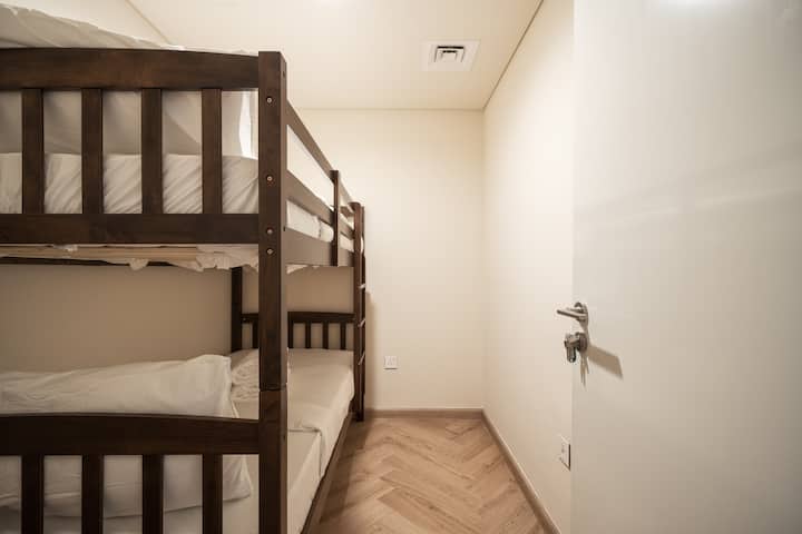 Stijlvol en praktisch verblijf met een gezellig stapelbed met frisse lakens. Perfect voor vrienden, gezinnen of groepen die op zoek zijn naar comfort en gemak in een slim ontworpen ruimte.