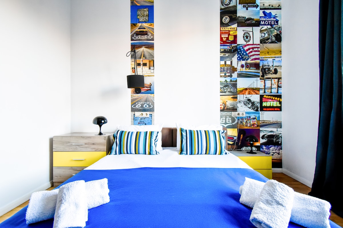 Искусете врвна релаксација во оваа светла и пространа спална соба со уметнички декор. Идеално за парови или самостојни патници. Резервирајте денес!