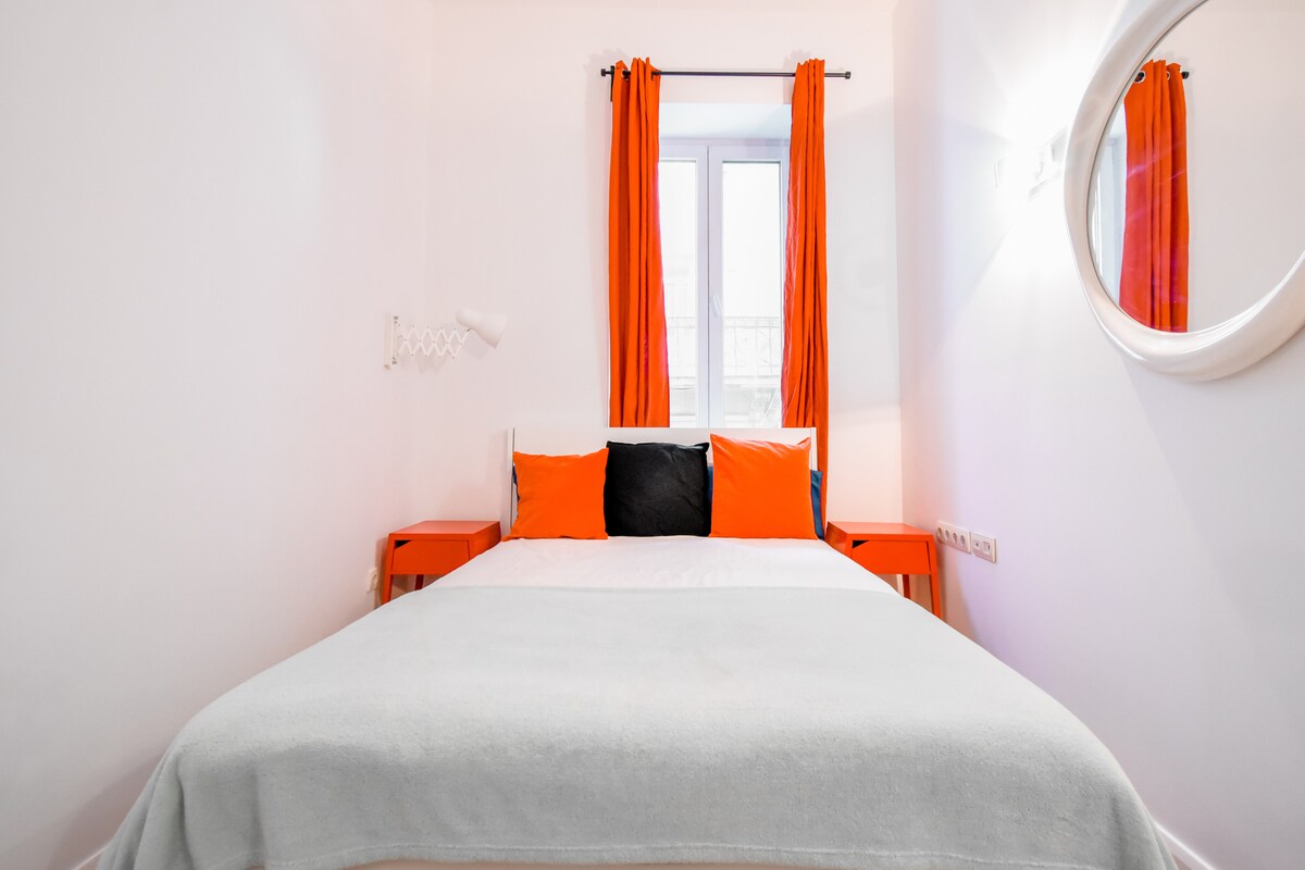 Опуштете се во оваа шарена и удобна спална соба, во комплет со уметнички декор. Идеално за подмладувачки престој во Софија. Резервирајте сега за да уживате!