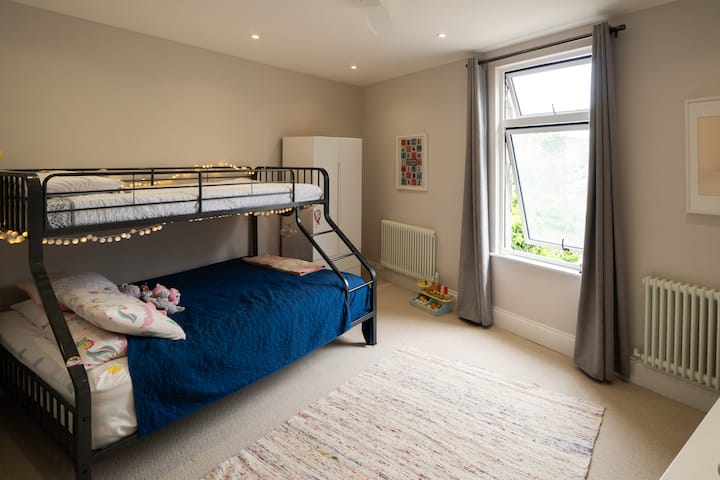 Litera con litera inferior tamaño queen y litera superior doble