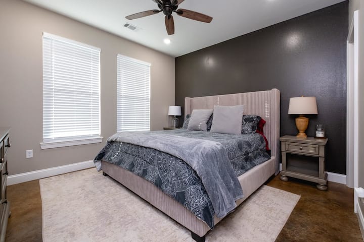 ¡El dormitorio principal ofrece un montón de espacio, un baño privado y una vista al lago desde la cama!