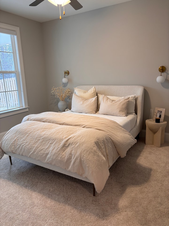 توفر غرفة النوم الرابعة إطلالات هادئة على الحديقة والغابات، مما يخلق شعورًا بالهدوء والخصوصية. تتميز بسرير بحجم كوين، وستائر تعتيم آلية، وحمام داخلي خاص مع خزانة ملابس، وتجمع بين الفخامة الهادئة والراحة الراقية.