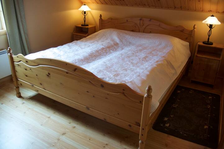 Camera da letto al 2° piano con un letto matrimoniale (150 cm) e un letto singolo (75 cm).