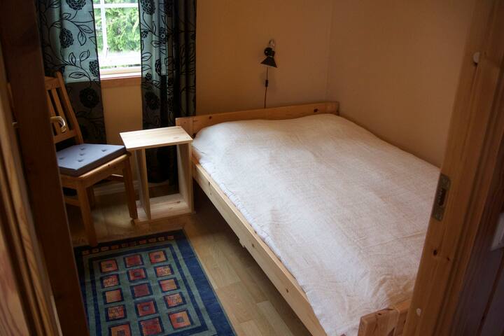 Piccola camera da letto al 1° piano con letto matrimoniale stretto (120 cm).