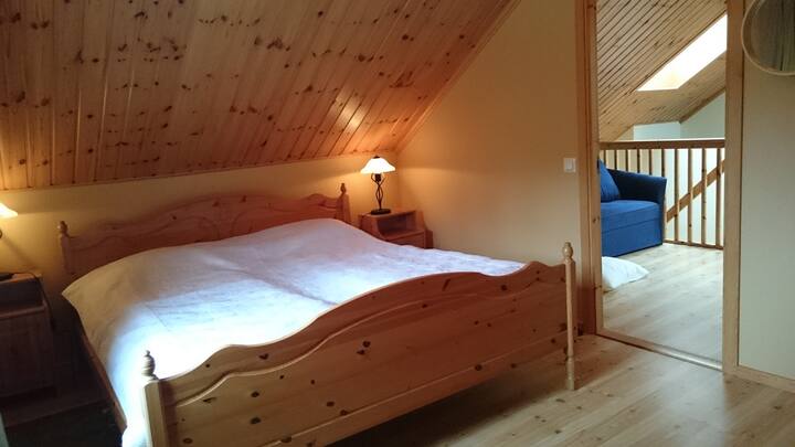 Camera da letto al 2° piano con 1 letto matrimoniale (150 cm) e 1 letto singolo (75 cm).