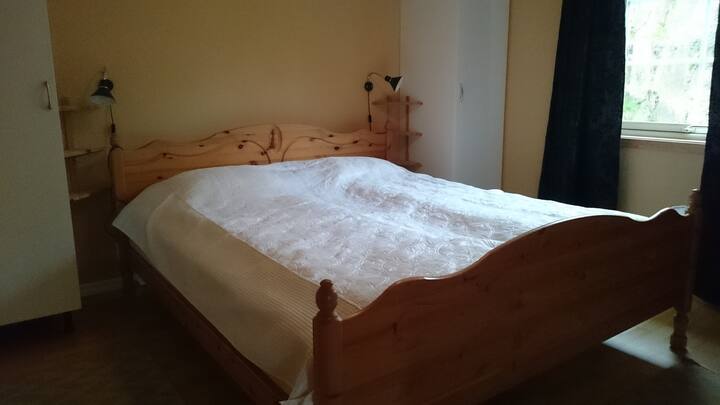 Ampia camera da letto al 1° piano con letto matrimoniale (150 cm) e 2 armadi. 