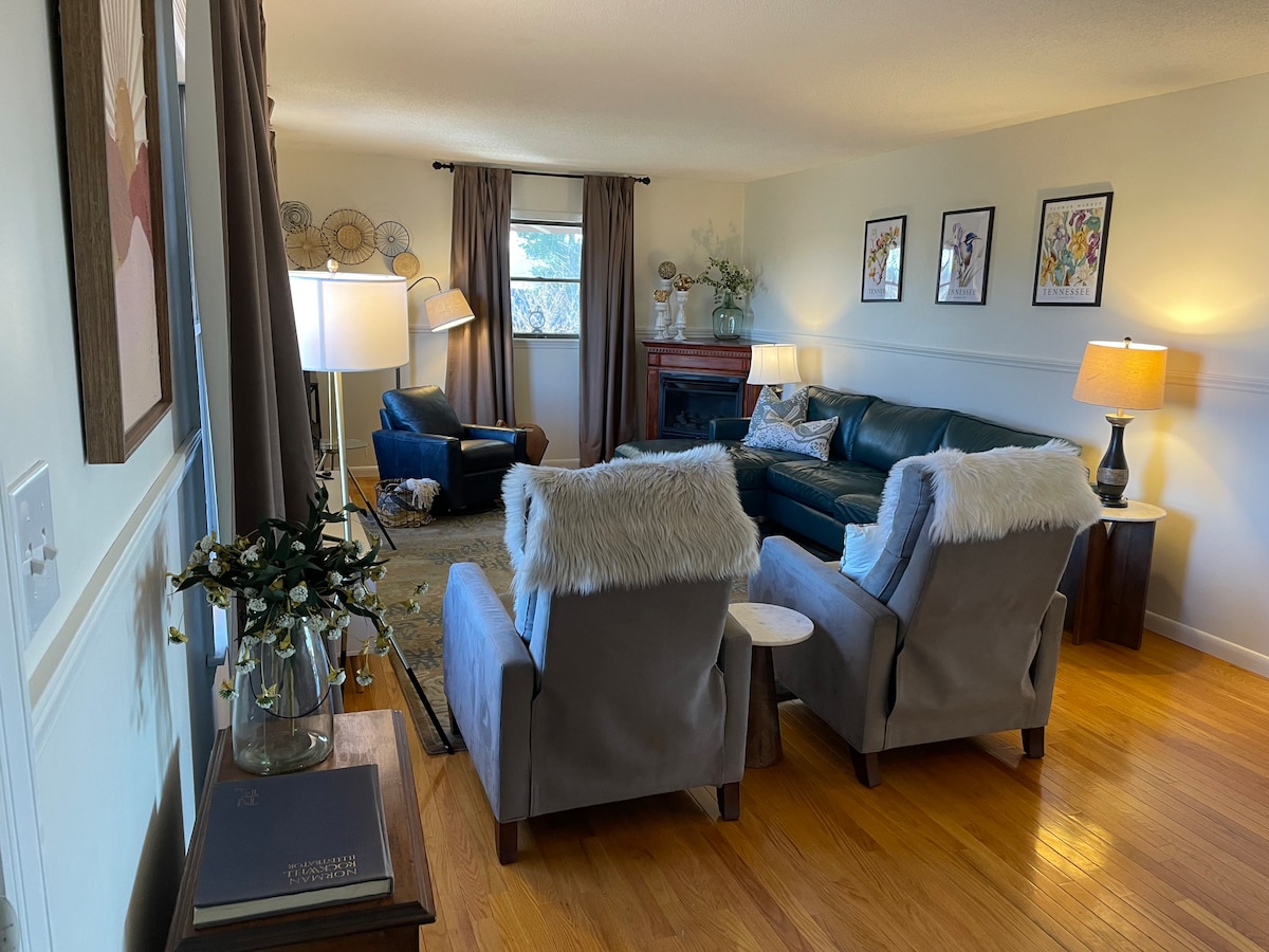 Top Airbnb: Hillside Hideaway of White Oak in Johnson City