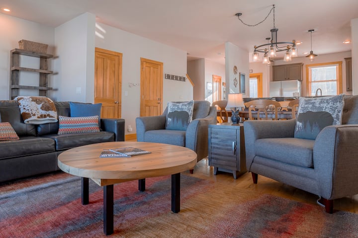 مع المعلومات التالية، أعد صياغة الصوت الاحترافي وجذاب للضيف حول بيت لقضاء العطلات في الجبال بأقل من 250 حرفًا: توفر غرفة المعيشة الكثير من المقاعد والبطانيات للراحة