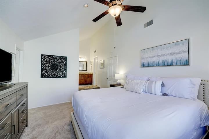 Relájate en la cama tamaño king con sábanas de algodón 100% de 680 hilos y almohadas alternativas Sealy Down después de un día de diversión. 
¡Las cortinas opacas, el ventilador de techo, el espejo de cuerpo entero, la cómoda, las mesitas de noche, las lámparas y el televisor inteligente se suman a este cómodo refugio!