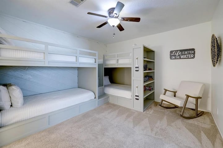 En la parte superior de las escaleras, te reciben con un espacio abierto que incluye cuatro literas individuales, perfectas para niños o huéspedes adicionales. Ten en cuenta que se trata de una zona loft y no de un dormitorio con puertas.