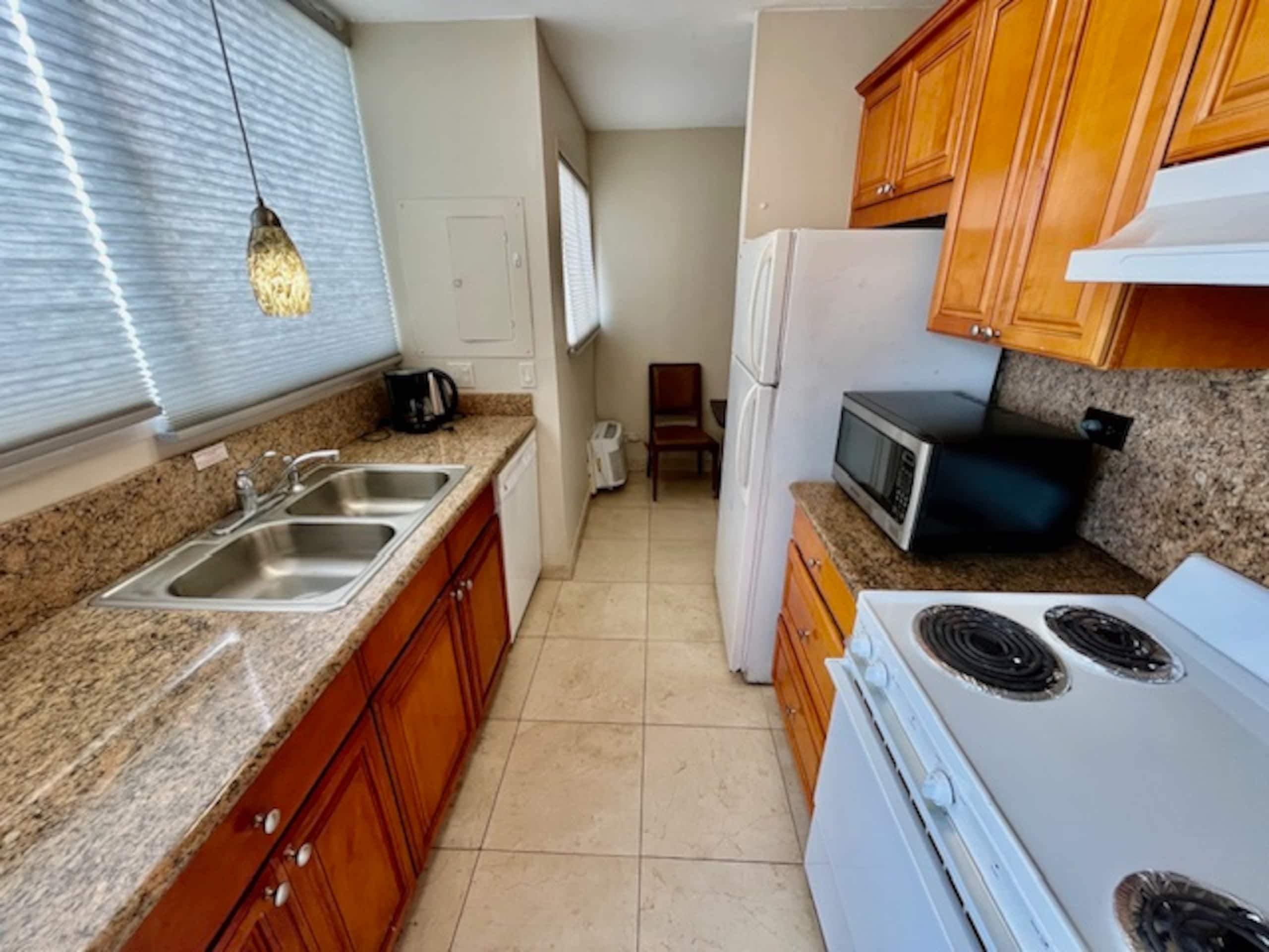 Condo in Honolulu · ★4.14 · 1 bedroom · 2 beds · 1 private bath - Image 3