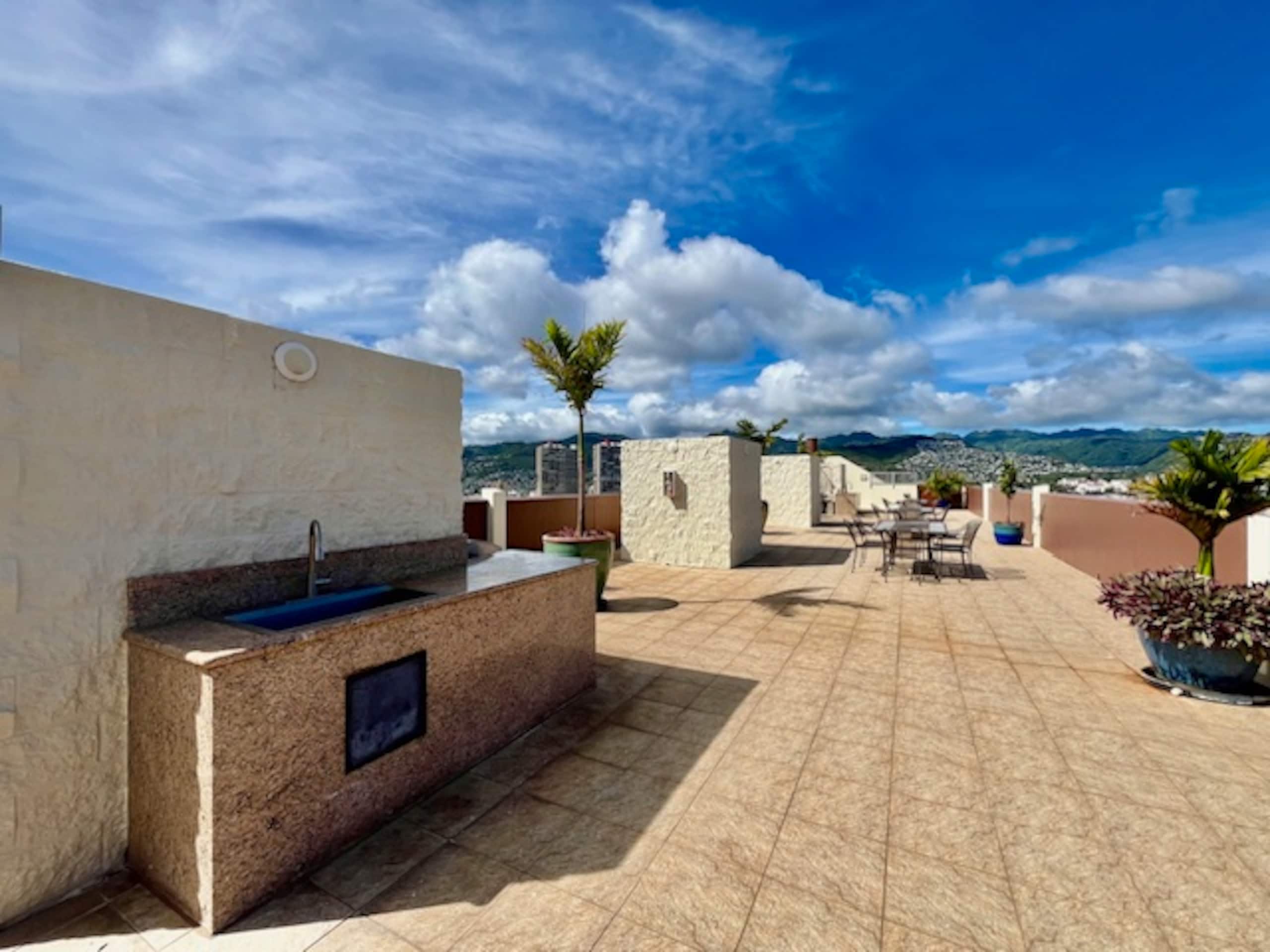Condo in Honolulu · ★4.14 · 1 bedroom · 2 beds · 1 private bath - Image 14