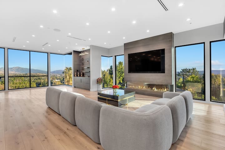 Ultimate Luxe Getaway | 5000 sq ft w/ Spa & Views gallery image 4