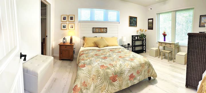 Detta inbjudande sovrum med dubbelsäng har en härlig fåfänga för primping utan att behöva badrummet.  En korghög pojkekista ger gott om utrymme för kläder, men glöm inte en stor klädkammare för kläder och resväskor.