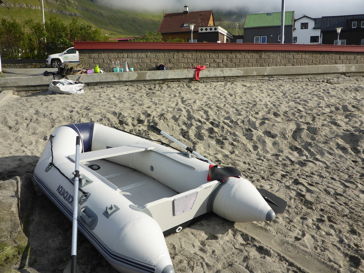 Stranden /The beach at visitHOMES – The little corner single room in Leirvík
