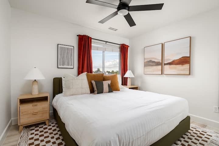 Шик удобност со брачен кревет (широк 150-179 см)