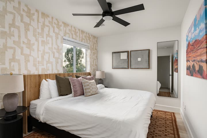 Брачен кревет (широк 150-179 см) со стилски декор