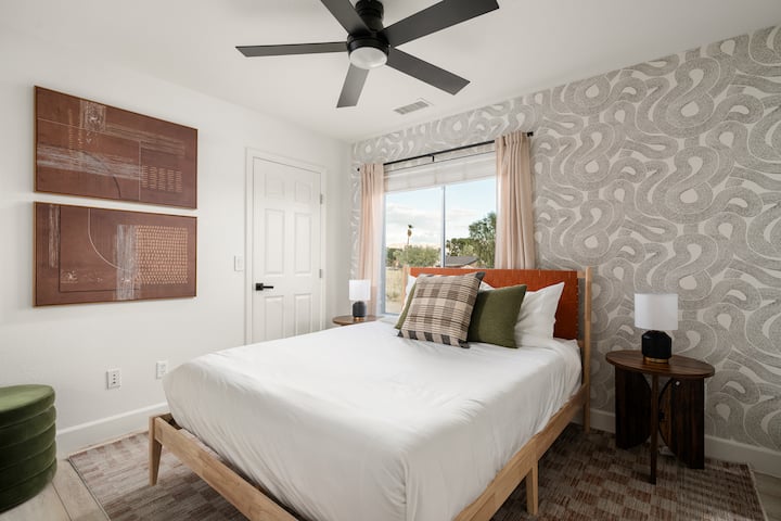 Брачен кревет (широк 150-179 см) со модерен шмек