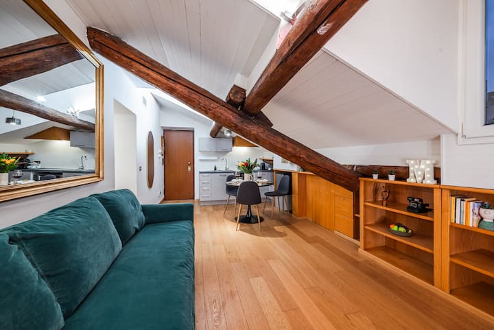 дневна соба - Влезете во светлечки рај каде што модерната елеганција се среќава со безвременскиот шарм. Пространиот кауч ве поканува да се опуштите, додека големите огледала ја одразуваат меката светлина што струи низ прозорците на таванот.