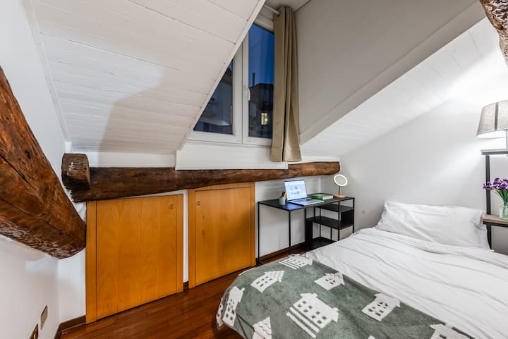 tHE Еднокреветна соба - удобен и функционален простор, совршен за одмор и продуктивност. Со удобен кауч на спуштање и стилско биро, дизајниран е за тивки моменти, инспирирана работа и мирен сон.