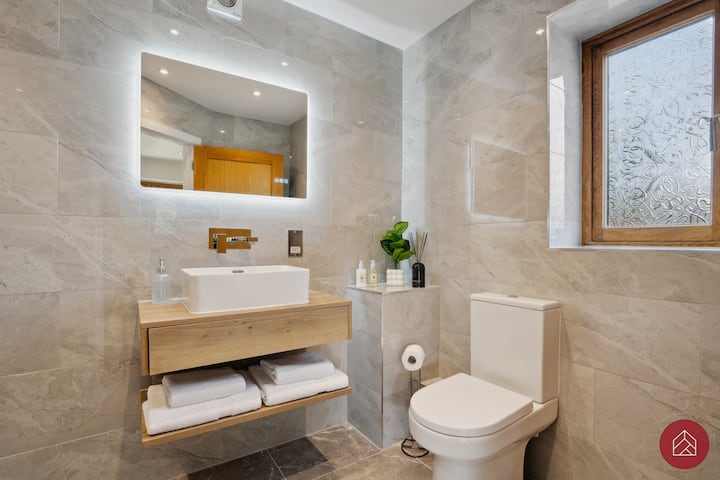 Modern wet-room bathroom