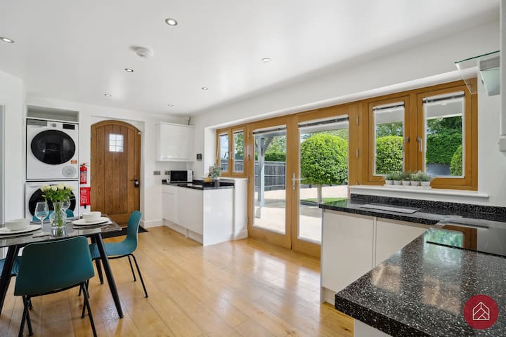Kitchen and breakfast area