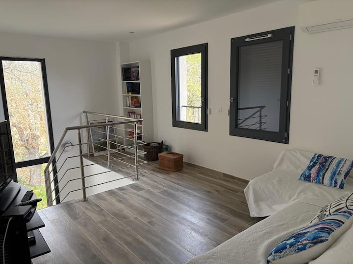 Sebule ya mezzanine iliyo na kitanda cha sofa na televisheni