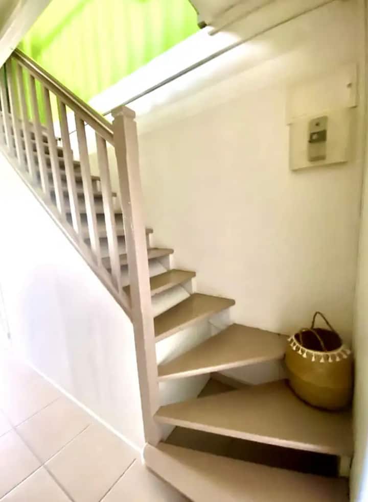 2e slaapkamer boven, duplex appartement.