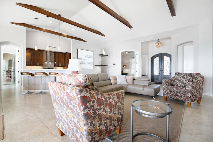 Seaside Escape: Oceanfront Home In Gated Community - The Bahamas