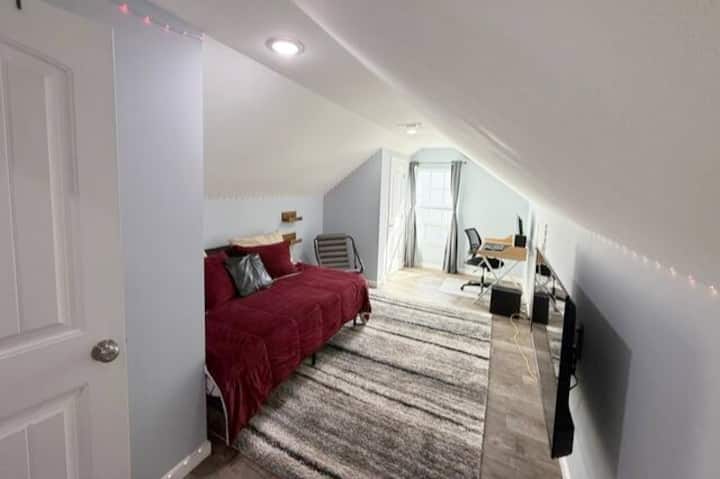 Slaapkamer 3 met kantoorruimte en voorzien van handdoeken, handdoeken en washandjes