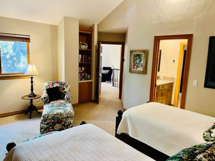 Horná spálňa s dvoma lôžkami, výhľad 2.