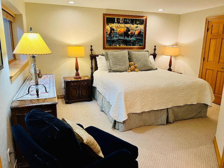 Spálňa s manželskou posteľou na nižšom poschodí s kúpeľňou s toaletou.