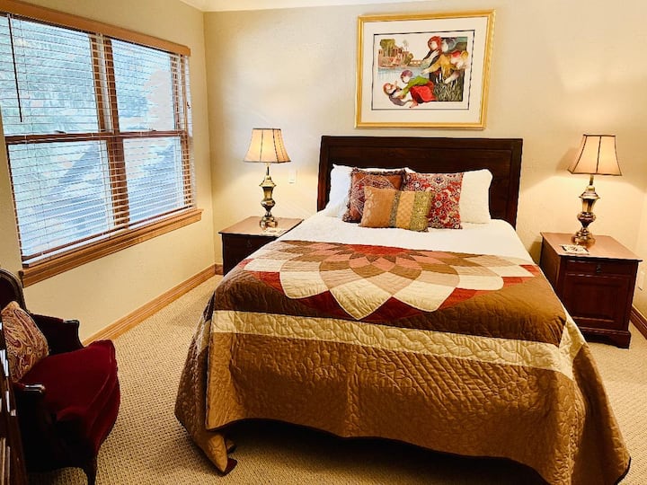 Horná spálňa s manželskou posteľou Queen a spoločnou kúpeľňou Jack & Jill so spálňou s dvoma samostatnými lôžkami.