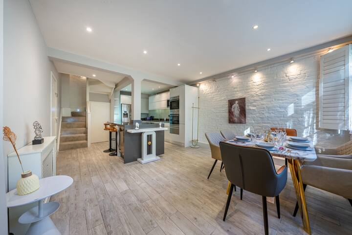 GRAND 200 SqM 3-Bedroom VILLA gallery image 3