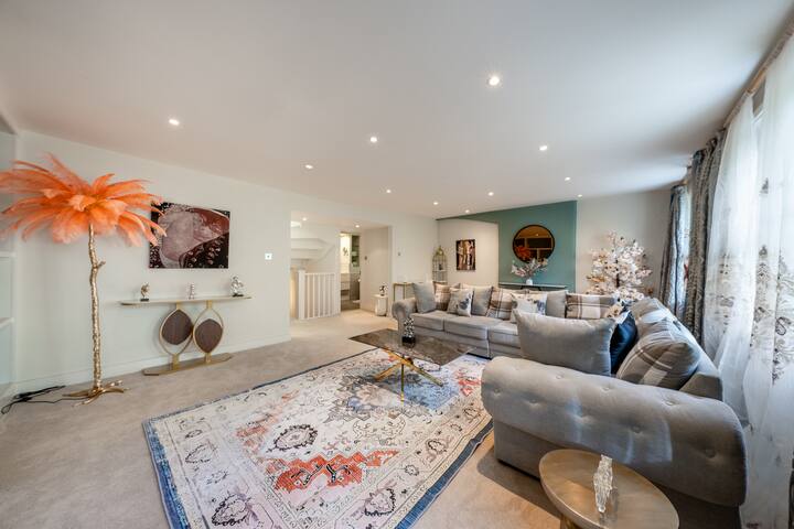 GRAND 200 SqM 3-Bedroom VILLA gallery image 2