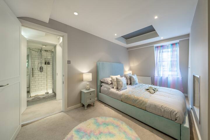 GRAND 200 SqM 3-Bedroom VILLA gallery image 5